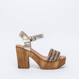 Sandalo con tacco in legno.