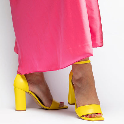 Sandalo giallo con cinturino in caviglia. - TreemmeCreazioni