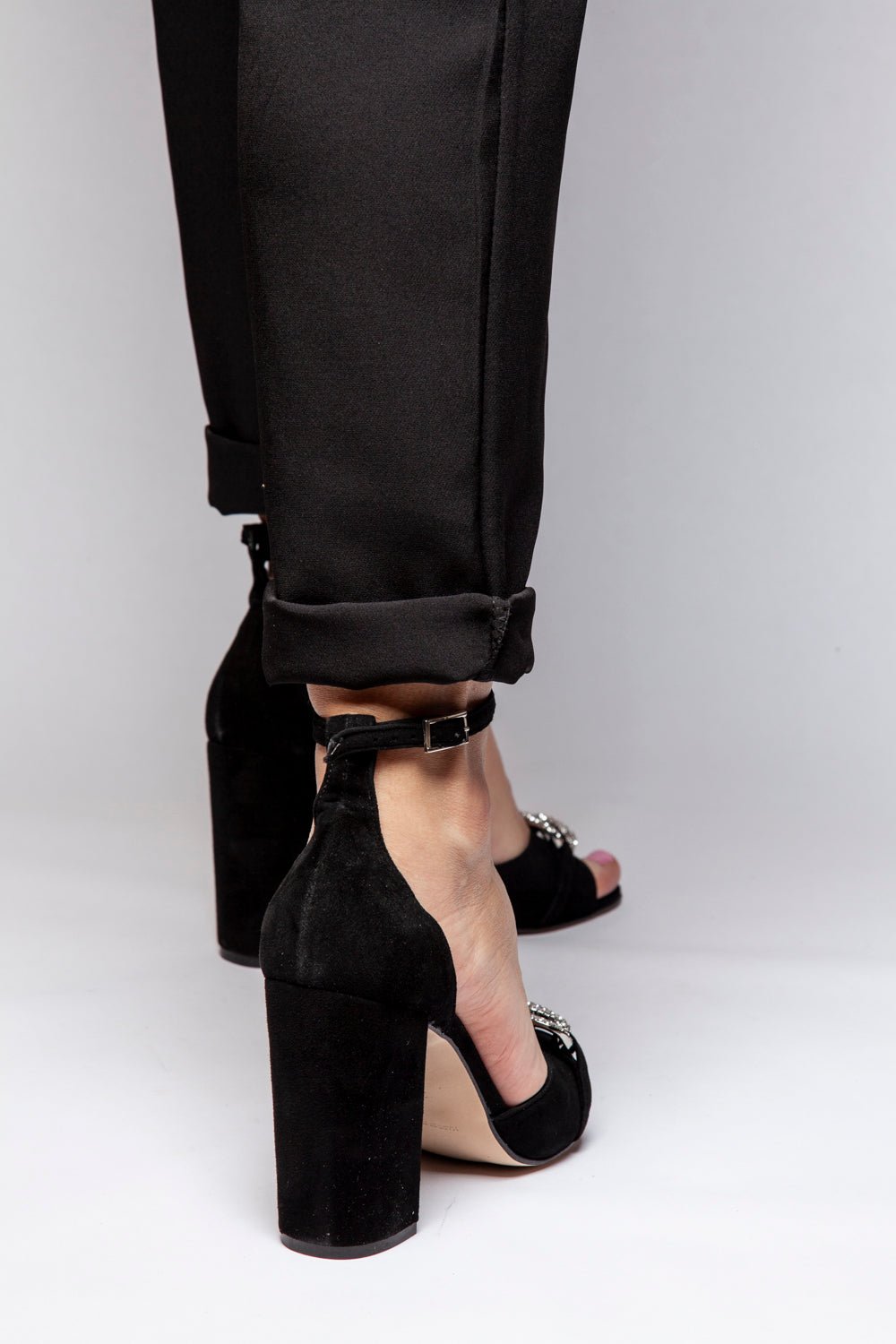 Sandalo in camoscio nero con catena strass. - TreemmeCreazioni