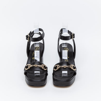 Sandalo in ecopelle nero con accessorio. - TreemmeCreazioni