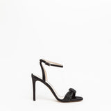 Sandalo in raso nero e strass.