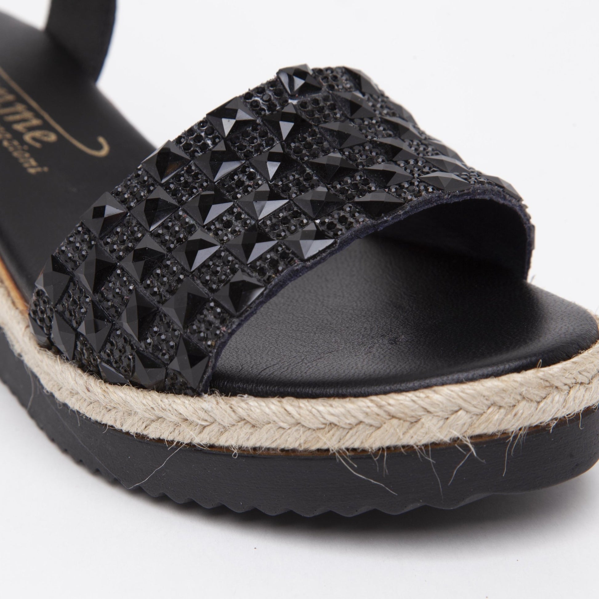 Sandalo zeppa in nappa nera con strass in tinta. - TreemmeCreazioni