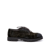 Scarpa stringata in camoscio.