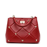 Shopper in nappa bordeaux con borchie.