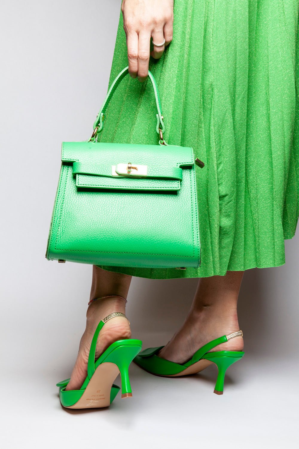 Slingback in ecopelle verde. - TreemmeCreazioni