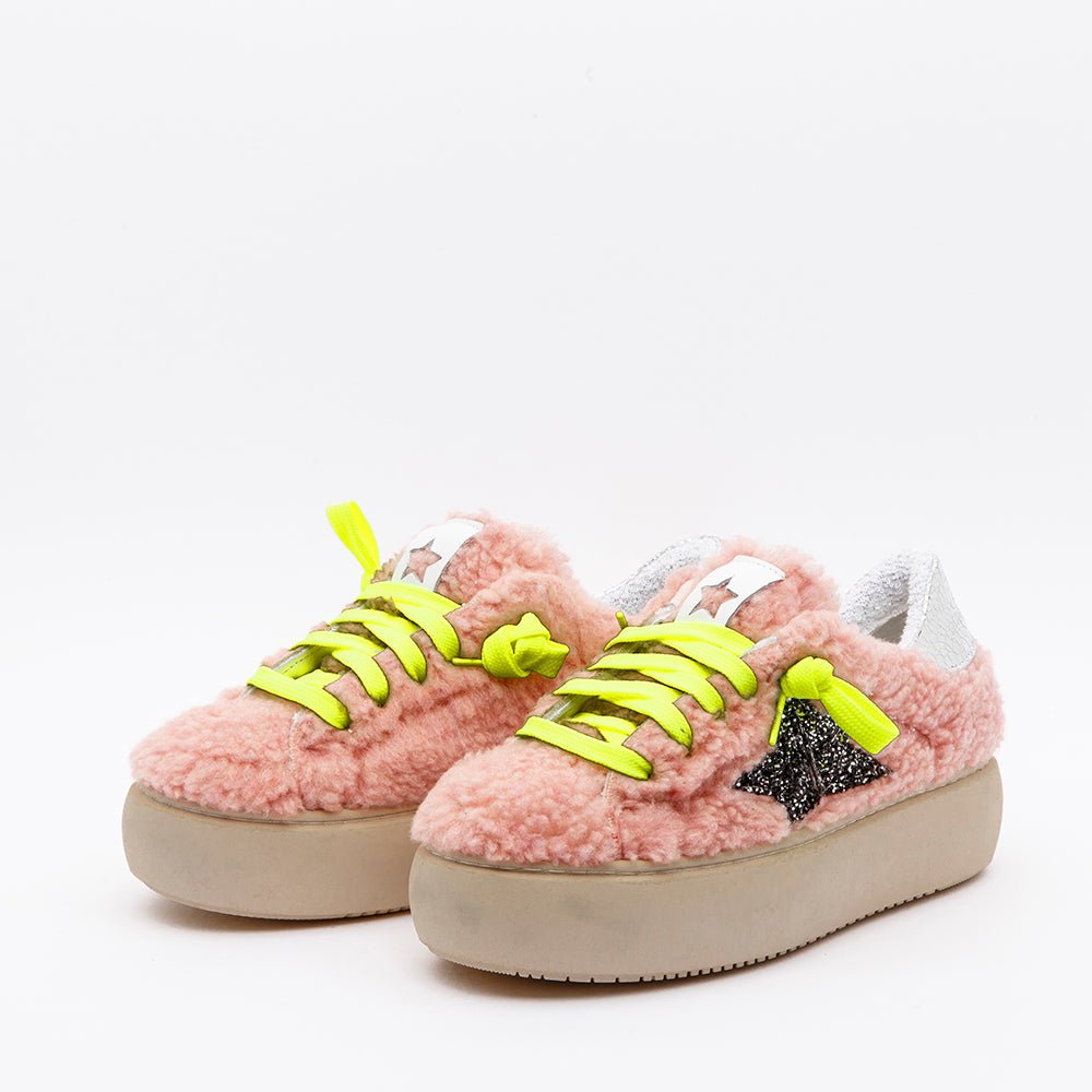 Sneakers in ecopelliccia rosa. - TreemmeCreazioni