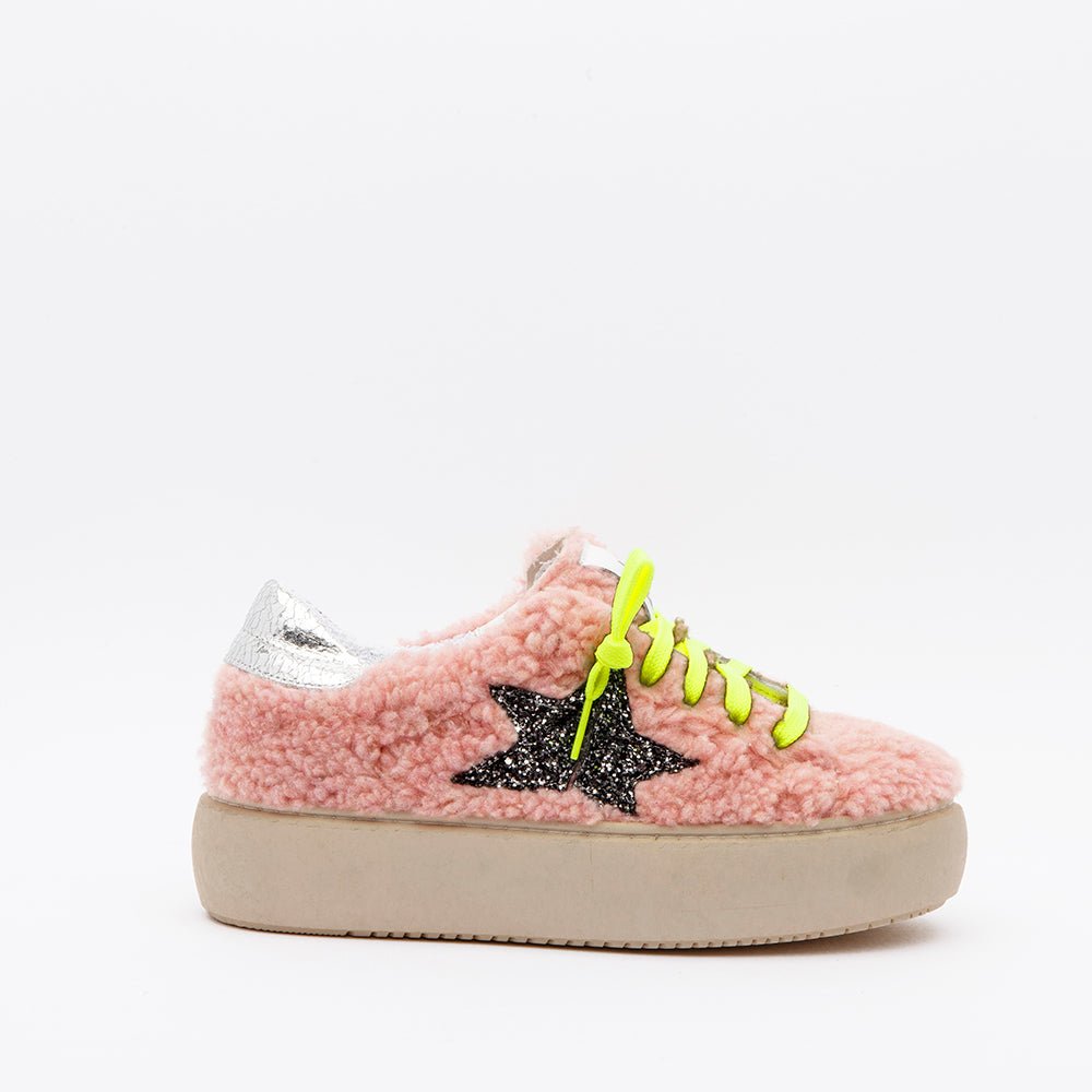 Sneakers in ecopelliccia rosa. - TreemmeCreazioni