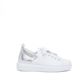 Sneakers in nappa bianca con applicazioni.