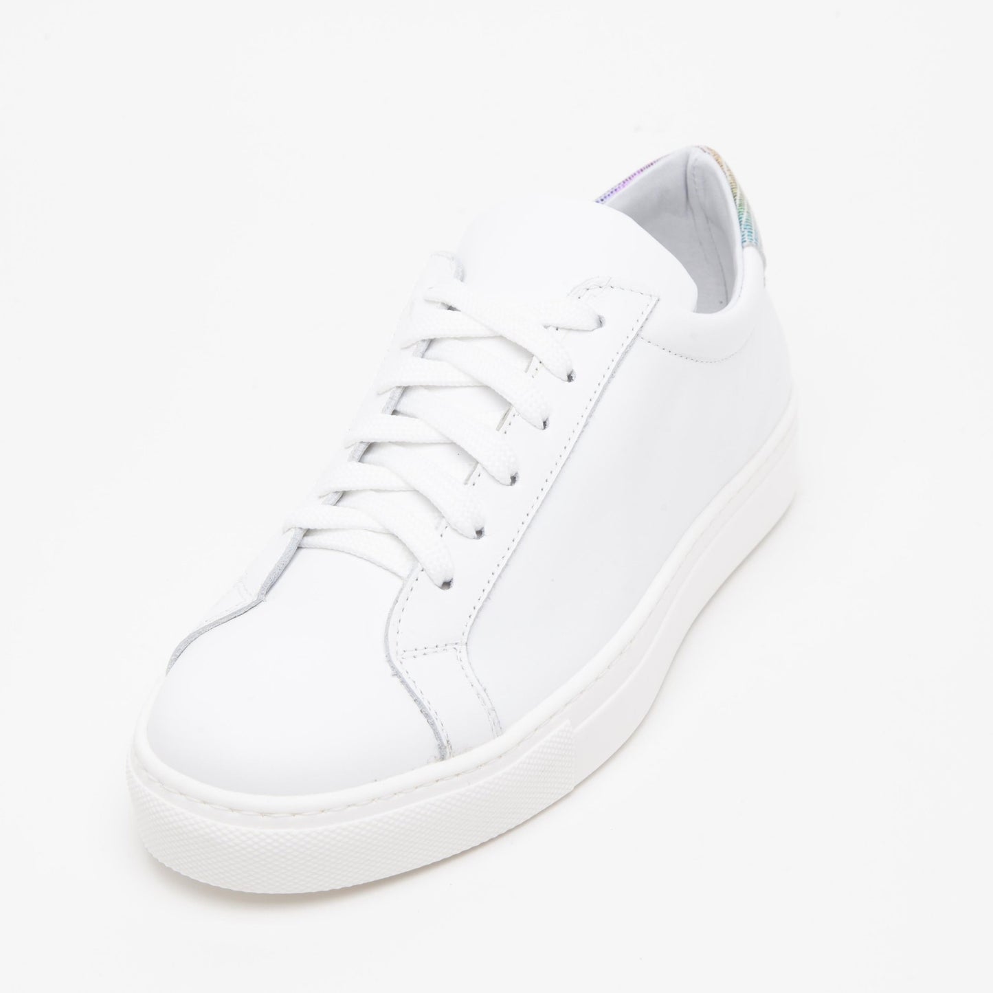 Sneakers in nappa bianca con talloncino multicolor. - TreemmeCreazioni