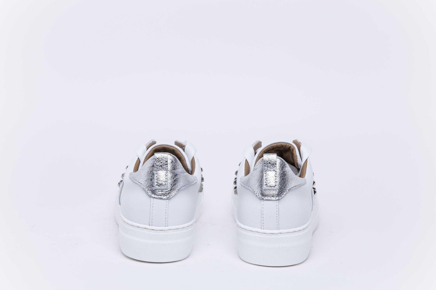 Sneakers in nappa bianca e borchie argento. - TreemmeCreazioni
