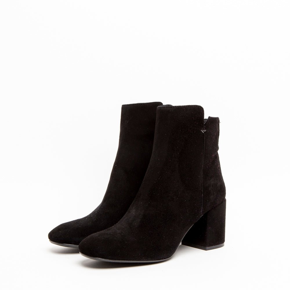 Stivaletto in camoscio nero con tacco. - TreemmeCreazioni