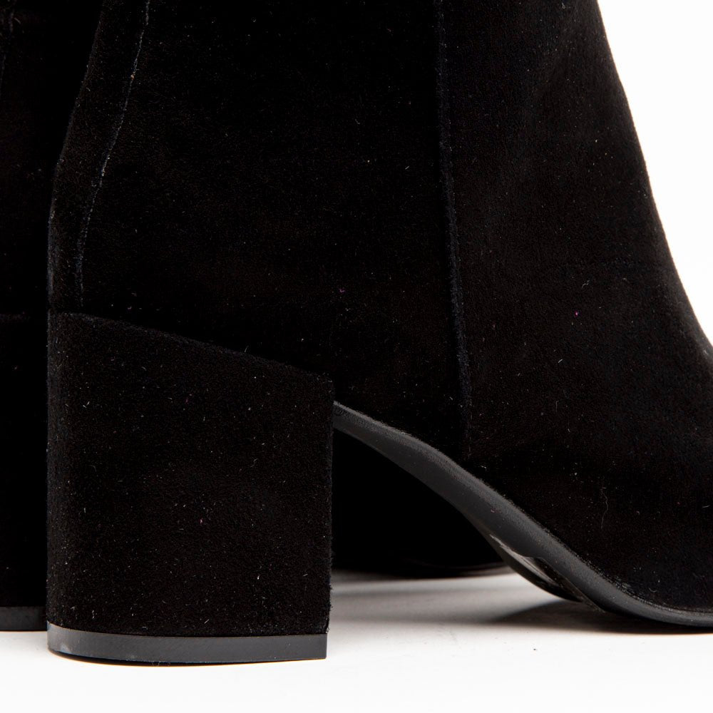 Stivaletto in camoscio nero con tacco. - TreemmeCreazioni