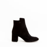 Stivaletto in camoscio nero con tacco.