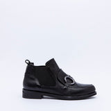 Stivaletto basso in nappa con accessorio.