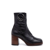 Stivaletto tacco largo in nappa con accessorio.