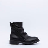 Stivaletto in nappa nera goffrato.