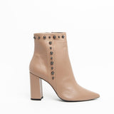 Stivaletto in nappa sabbia con borchie.